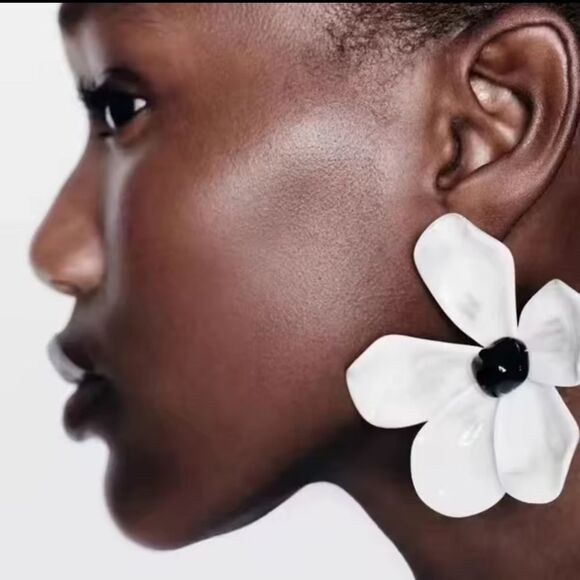 New Zara Vibrant Orange Flower Earrings - Picture 2 of 8